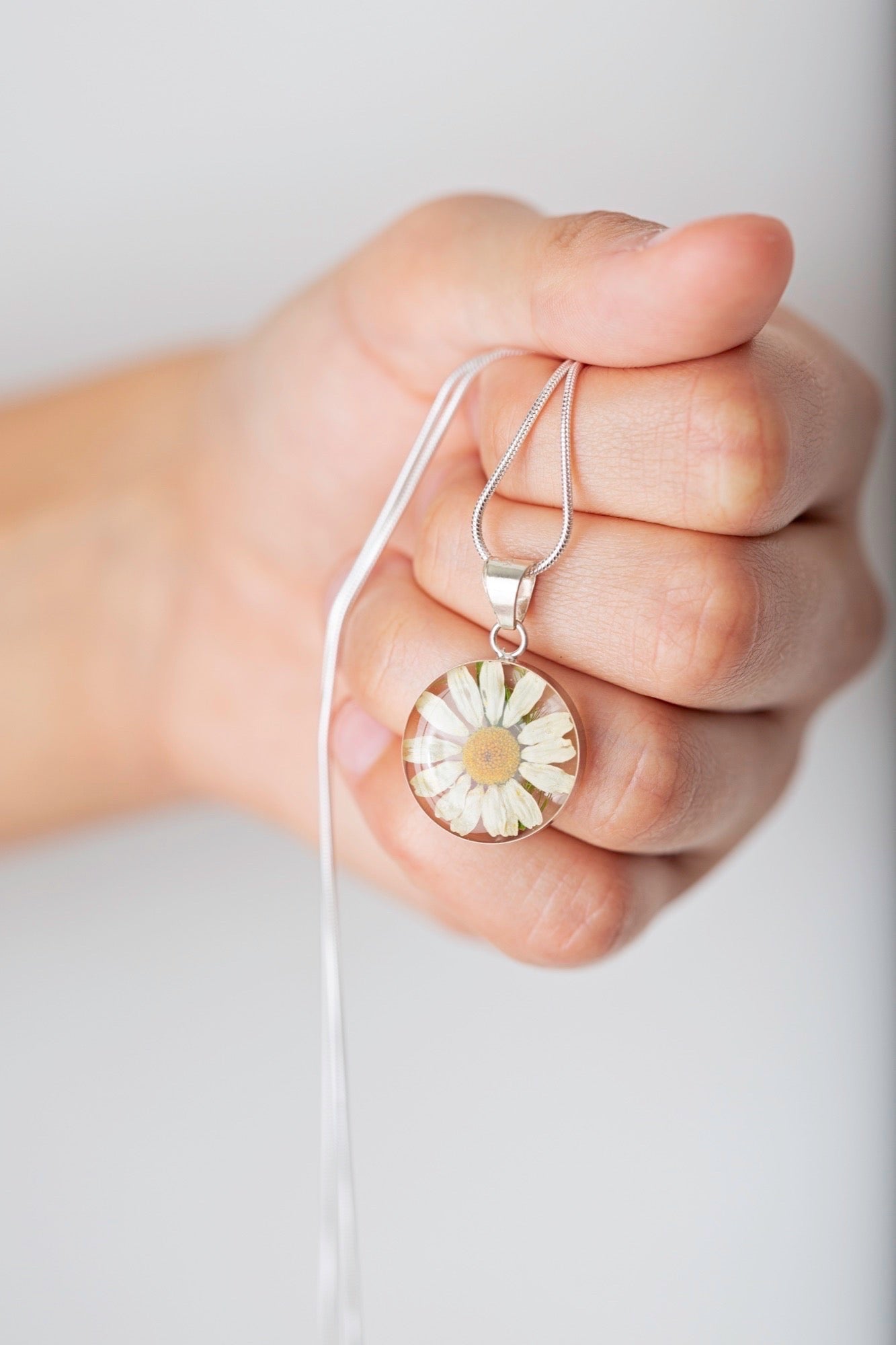 Daisy Flower Small Round Necklace